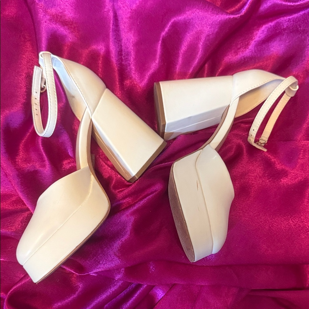 Dream Paris size 6 Elegant Cream Platform Heels
